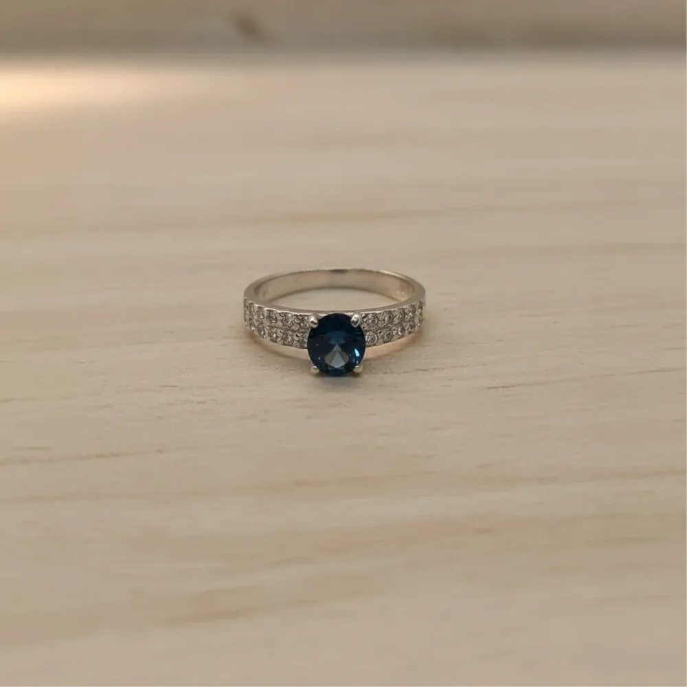 Luminous Band Ring – London Blue Topaz