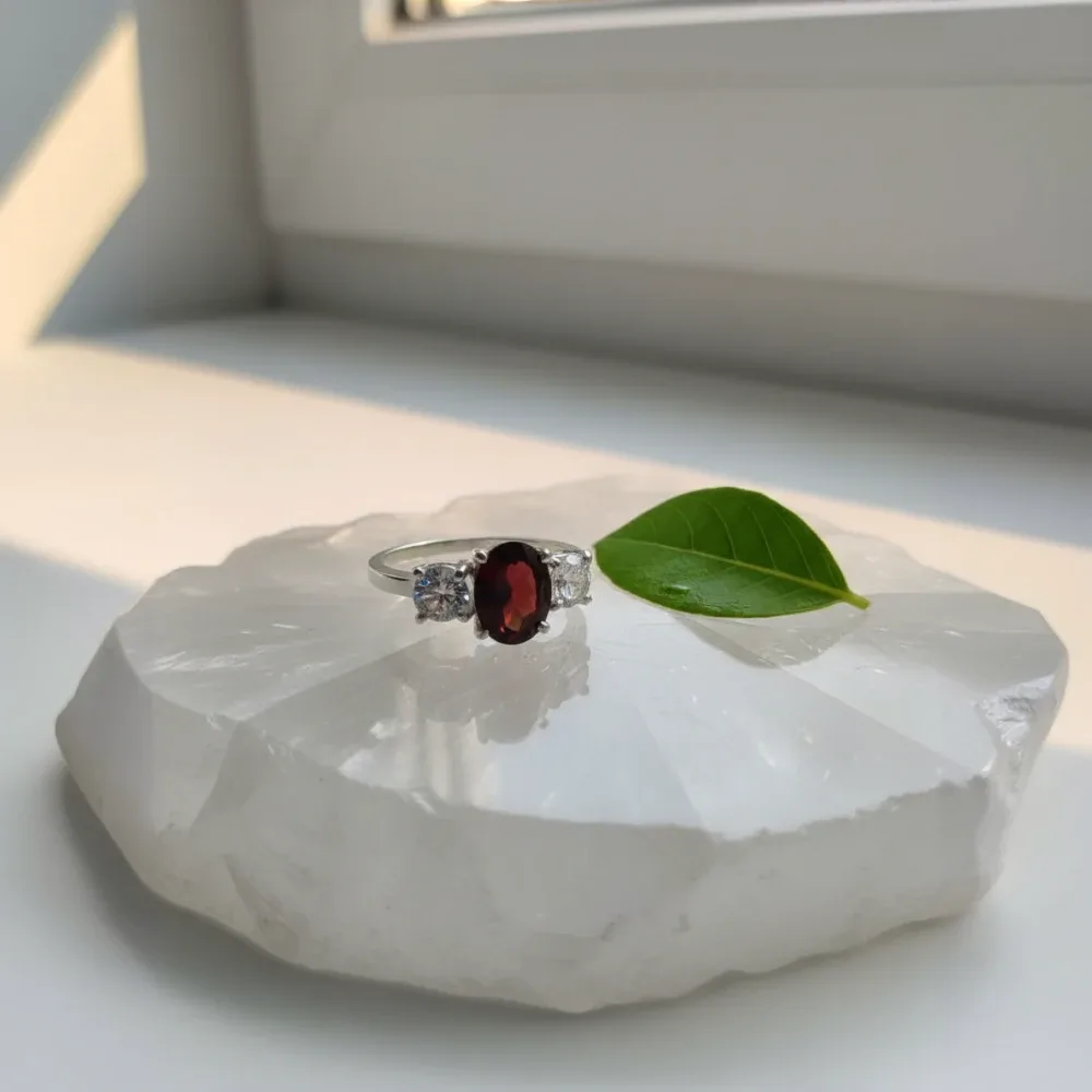 Trinity Glow Ring – Garnet